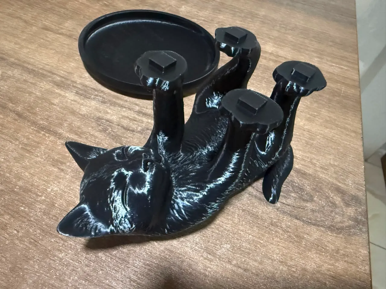 Comedero impreso en 3D: figura de gato negro con su recipiente apoyado encima