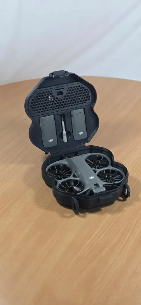 Estuche impreso en 3D abierto, con un dron DJI Neo alojado en su interior