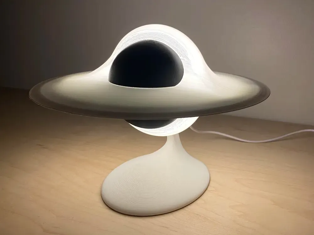 Lámpara de mesa impresa en 3D con forma de platillo volador, encendida