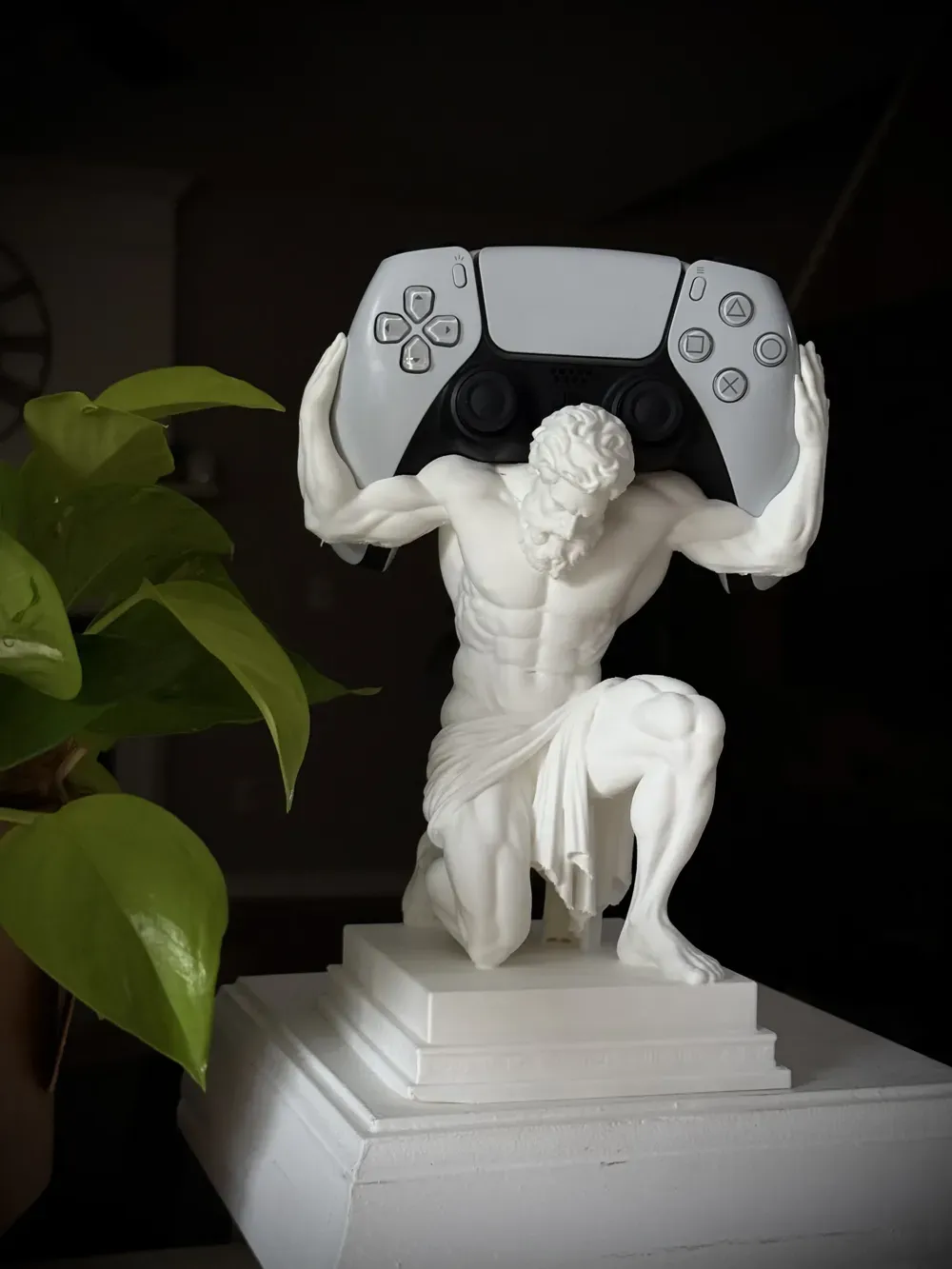 Porta mando impreso en 3D con forma de estatua clásica sosteniendo un control